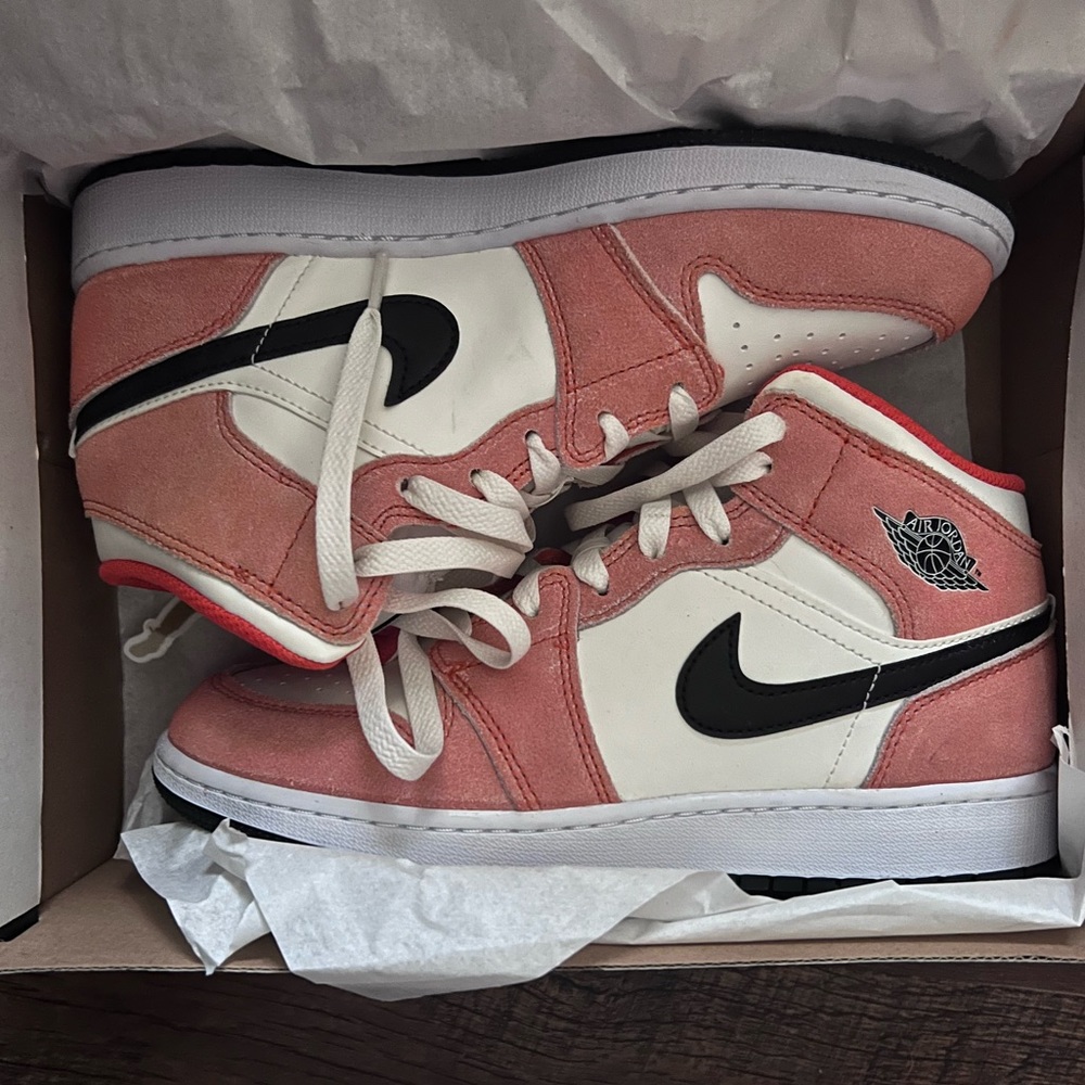 Air Jordan 1 Mid SE size 6Y (women’s 7)LIKE NEW